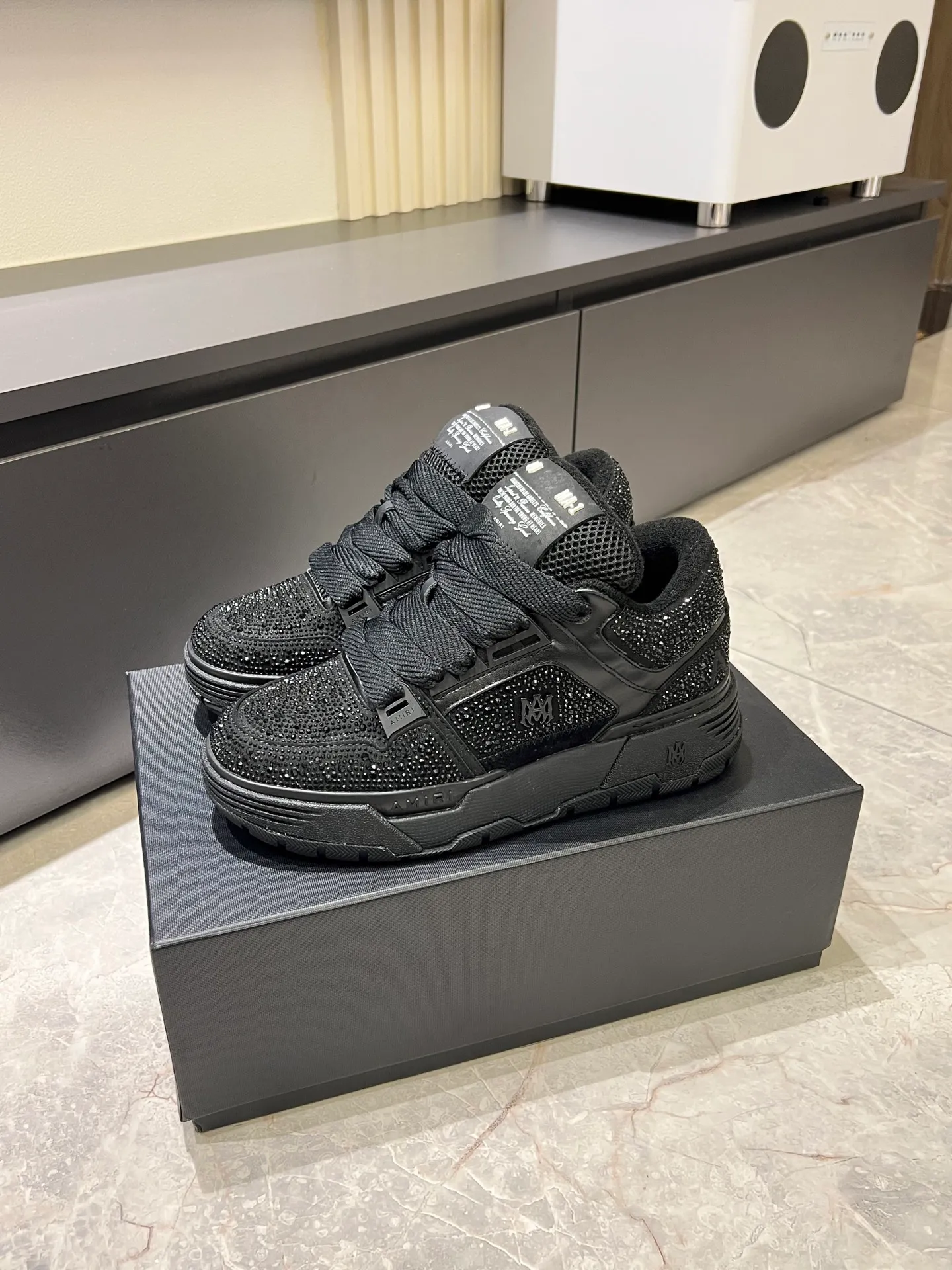 Men's men's shoes 💰p720 [AMIRI] 2025 spring and summer series new sneakers, new 🆕 bread shoes, bread shoes have a very special big tongue design, thickened outsole, rounded toe, oversized rubber sole and perforated star details, whoever wears them will look better! The appearance is responsible, the feet are retro and handsome! Size: 38-45